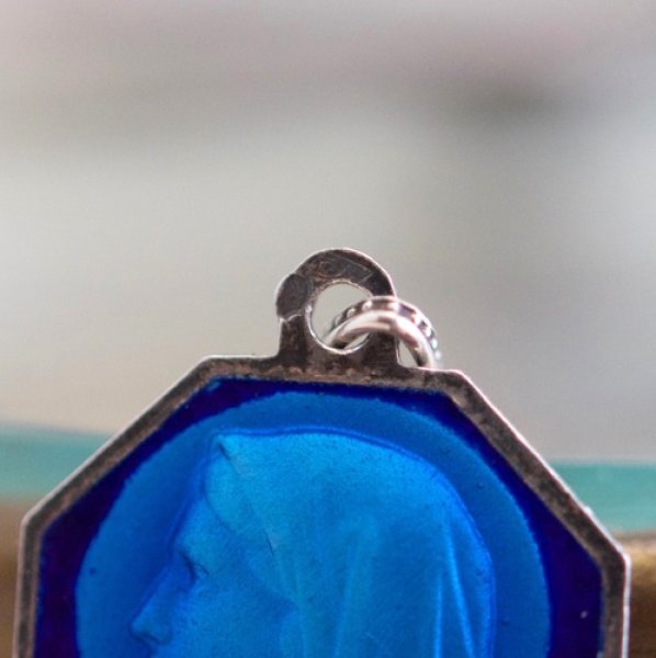 画像2: ルルドの聖母 2色ブルーエマイユのメダイ (2)